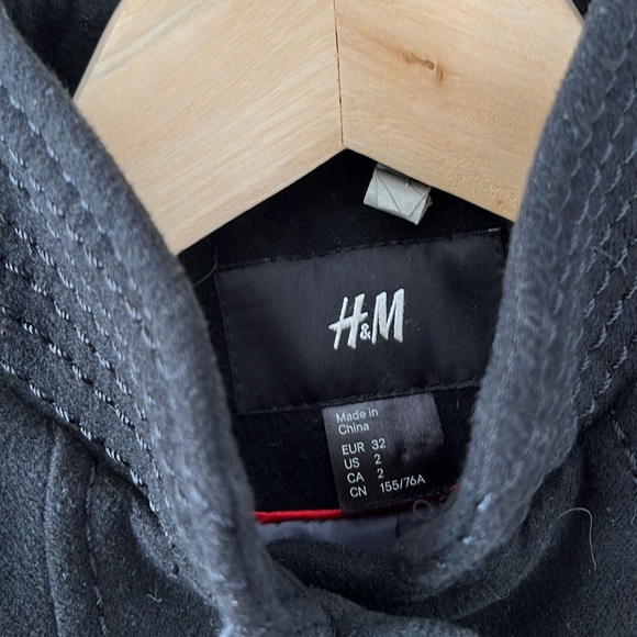 Preloved H&M black coat - Picture 2 of 5